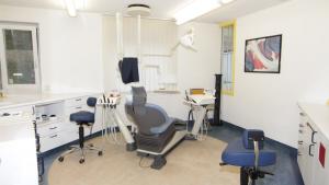 Zahnarztpraxis Behandlungszimmer