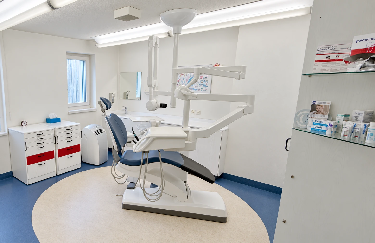 Vorbereitetes Behandlungszimmer der Praxis