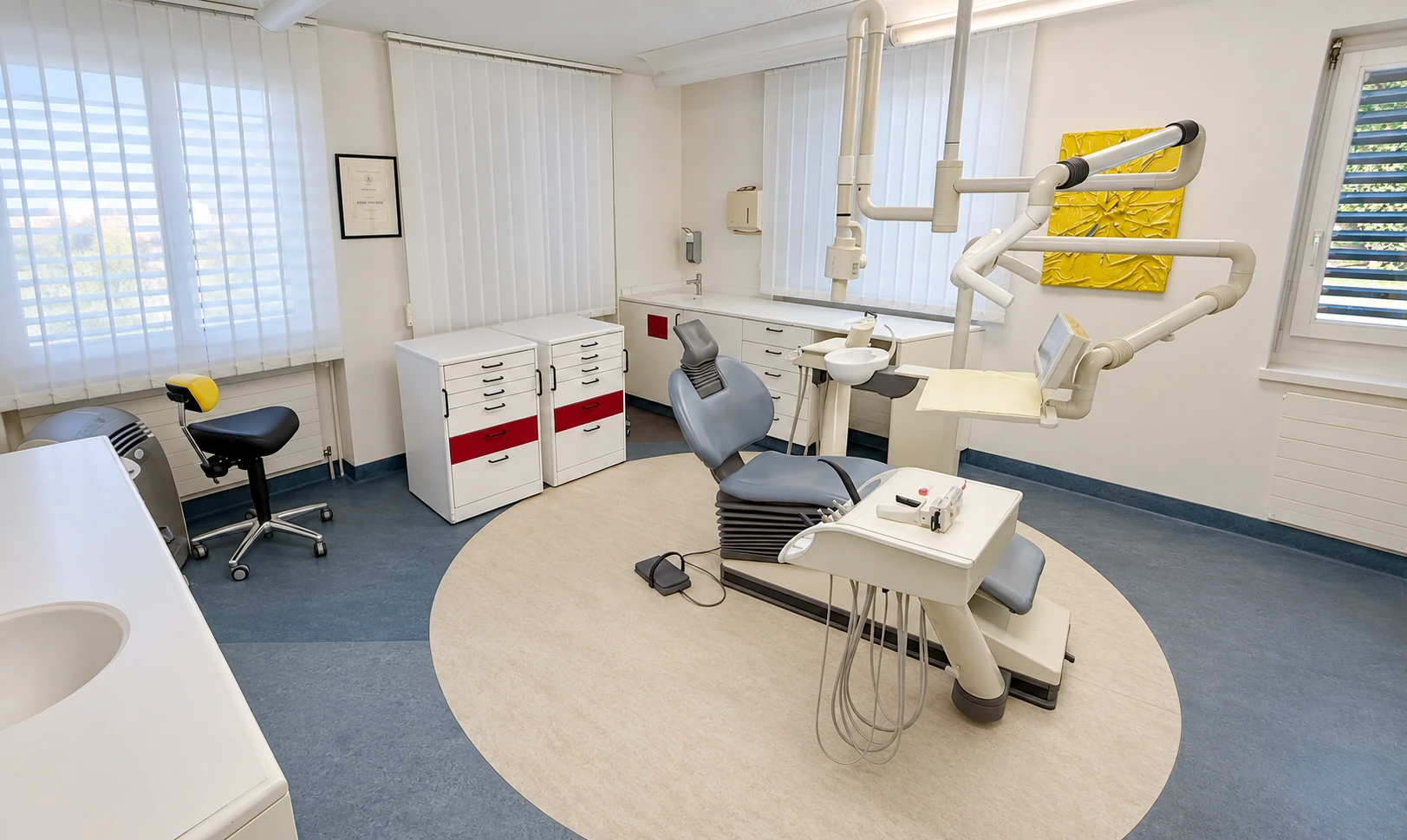 Helles Behandlungszimmer mit gelbem Farbakzent