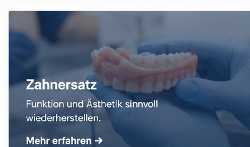 Zahnersatzmodell in zahnärztlicher Hand – Beratung zu Zahnersatz