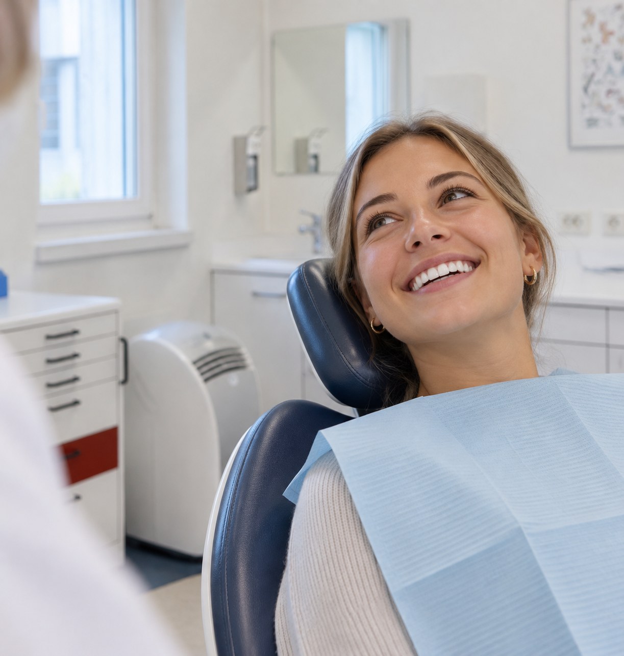 Natürlich lächelnde Patientin im Behandlungsstuhl – Symbolbild für Vorsorge und Dentalhygiene
