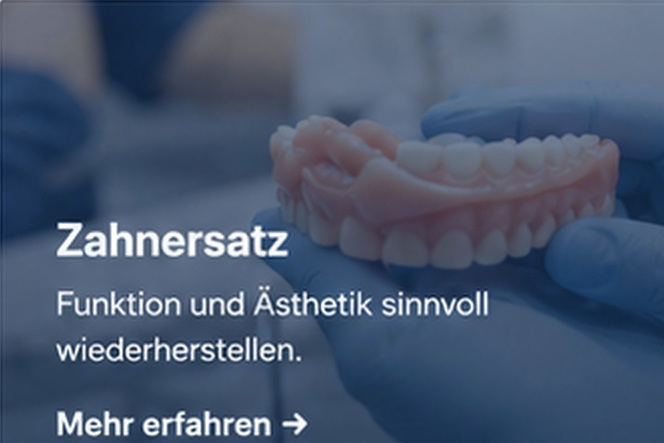 Zahnersatzmodell in zahnärztlicher Hand – Beratung zu Zahnersatz