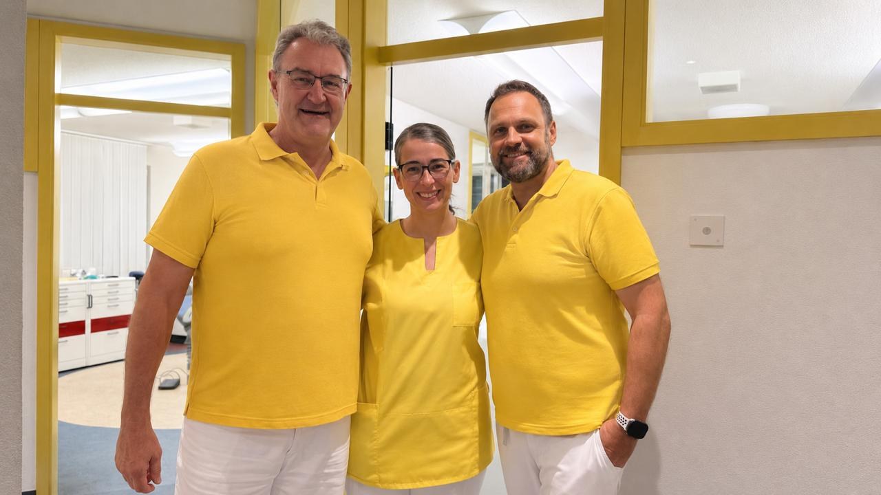 Stephan Müller, Claudia Pfeiffer und Patrick Schmidlin gemeinsam in der Zahnarztpraxis Fehraltorf